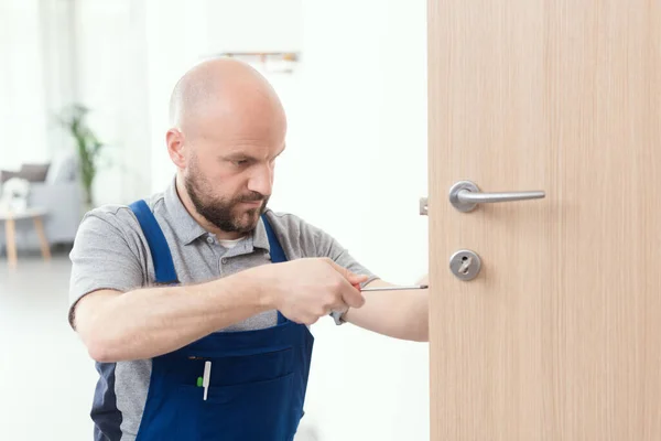 Professional Repairman Replaces Damaged Lock Interior Door — Stock fotografie