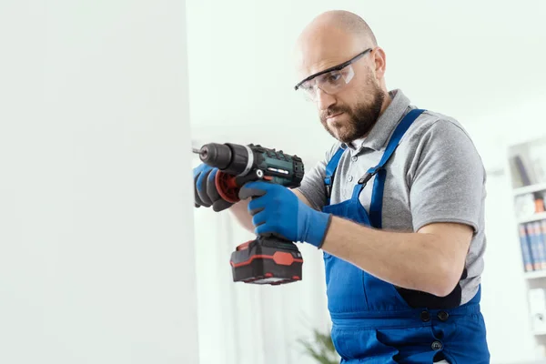 Professional Handyman Using Drill Drilling Hole Wall — ストック写真
