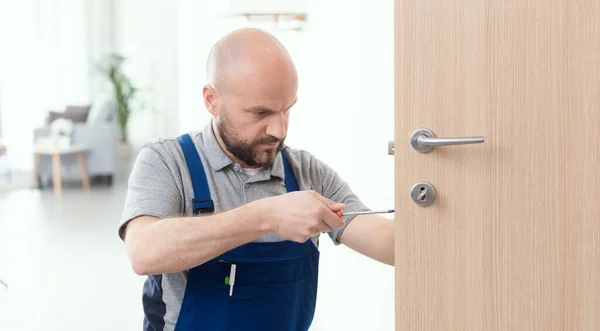 Ένας Επαγγελματίας Επισκευαστής Αντικαθιστά Μια Χαλασμένη Κλειδαριά Μια Εσωτερική Πόρτα — Φωτογραφία Αρχείου