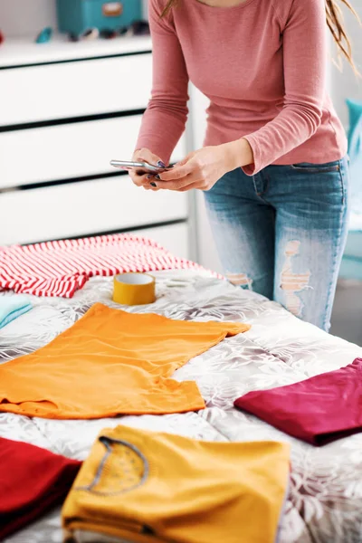 Woman Taking Pictures Her Clothes Bed She Wants Sell Her — Foto Stock