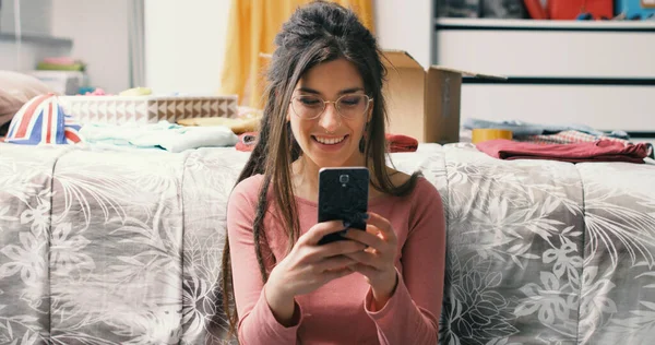 Happy Young Woman Sitting Her Bedroom Chatting Her Phone — Fotografie, imagine de stoc