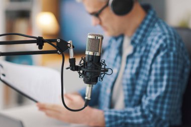 Professional speaker checking the podcast schedule during the live stream