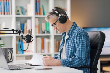 Professional speaker checking the podcast schedule during the live stream