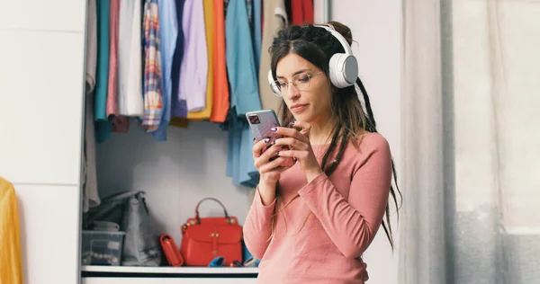 Happy Young Woman Relaxing Her Bedroom She Wearing Headphones Chatting — Stok fotoğraf