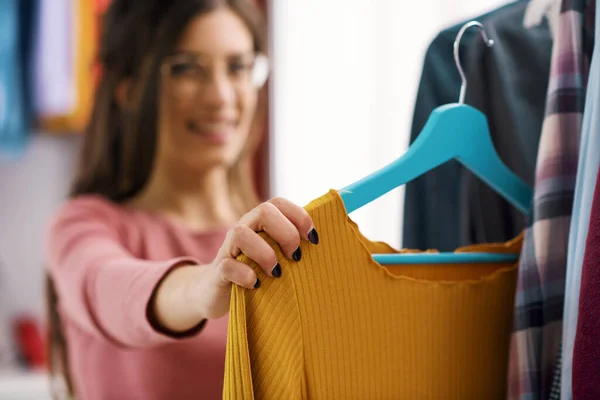 Young Woman Choosing Clothes Hanging Rack Fashion Style Concept — Stok fotoğraf