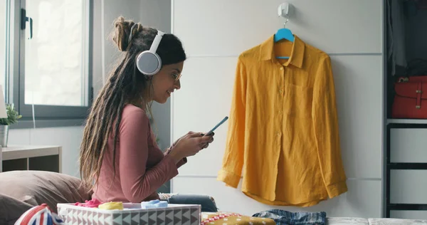 Happy Young Woman Relaxing Her Bedroom She Wearing Headphones Chatting — Fotografie, imagine de stoc