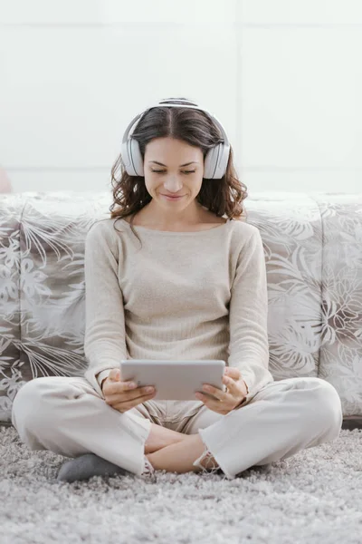 Young Woman Sitting Floor Bedroom Watching Videos Online Her Tablet — Zdjęcie stockowe