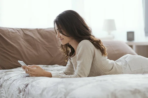 Happy Young Woman Relaxing Home Connecting Online Her Digital Tablet —  Fotos de Stock