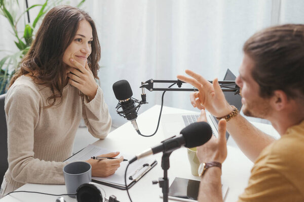 Молодой профессиональный докладчик проводит в прямом эфире интервью, коммуникацию и медиа-концепцию