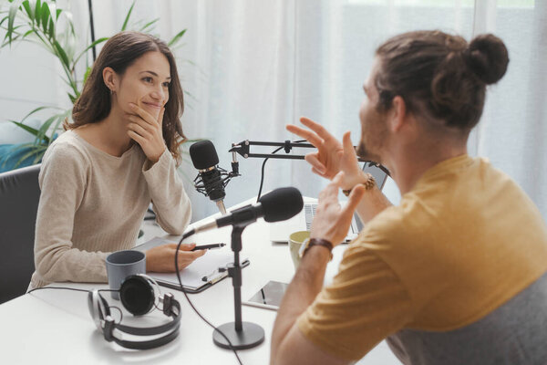 Молодой профессиональный докладчик проводит в прямом эфире интервью, коммуникацию и медиа-концепцию