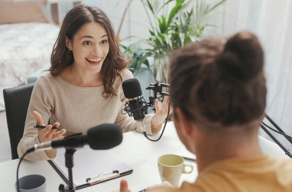 Молодой профессиональный докладчик проводит в прямом эфире интервью, коммуникацию и медиа-концепцию