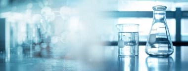 Teknoloji afişinin tıbbi sağlık bilim hattında matara ve beher ekipmanı