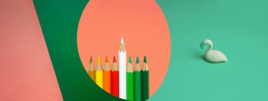 turuncu renkli kağıt üzerinde küçük kuşun yeşil ve yeşil plastik modeli modern tasarım pankartı arka plan