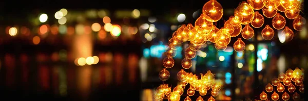 暗い街の夜のヴィンテージパブのクリスマスのためのパーティーのラウンドランプの光をぼかす抽象的なバナーの背景 — ストック写真