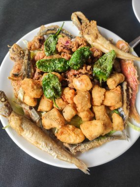 Lezzetli marine edilmiş balık, tipik Endülüs yemeği köpek balığı, ançüez kırmızı kefal ve biberli tapas.