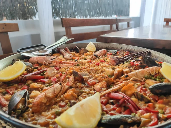 Köstliche Meeresfrüchte Paella Auf Traditioneller Pfanne Serviert Stockfoto