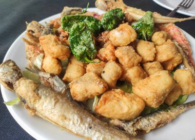 Lezzetli marine edilmiş balık, tipik Endülüs yemeği köpek balığı, ançüez kırmızı kefal ve biberli tapas.