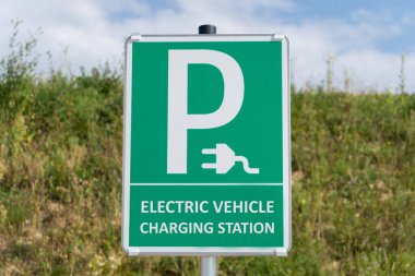 Elektrikli araç şarj istasyonu park levhası