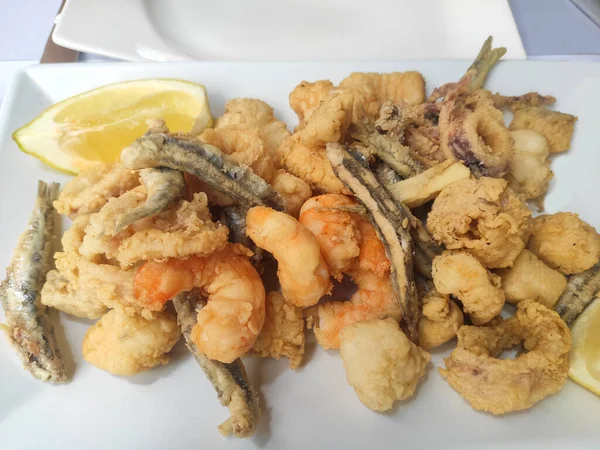 Lezzetli marine edilmiş balık, tipik Endülüs yemeği köpek balığı, ançüez, karides ve mürekkep balığı.