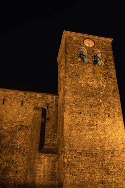 Ortaçağ köyü Anso 'daki eski kilisenin gece manzarası. Aragon Pyrenees dağlarında Anso İspanya' nın en güzel köylerinden biridir..