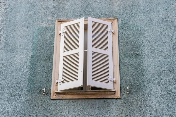 Традиционное Окно Дома — стоковое фото