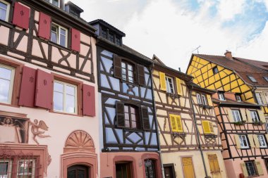 Colmar 'ın Alsace, Fransa' daki renkli mimari binaları. Geleneksel yarı ahşap evler. Fransa 'daki ünlü tatil beldesi.