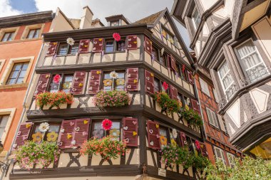 Alsace, Fransa 'daki Colmar manzaralı renkli mimari binalar. Fransa' daki ünlü tatil beldesi.