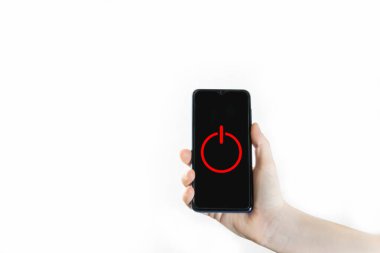 Ekranda kırmızı düğmeli el ele tutuşan telefon beyaz arkaplanda izole edildi