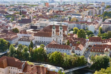 Graz, Avusturya - 26 Eylül 2021: Avusturya 'daki Graz şehir merkezinin havadan görünüşü