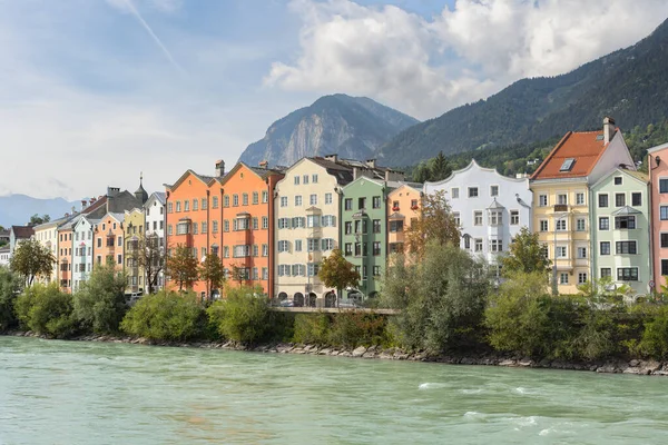 川の隣にカラフルな建物があるインスブルック市の素晴らしい景色Innsbruck旅行先の街並み — ストック写真