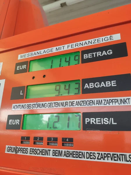 Alman yakıt istasyonu lcd sayaç görüntüsü