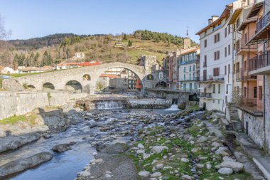 Camprodon, İspanya - 25 Kasım 2020: Pyrenees Camprodon köyündeki eski ortaçağ köprüsüne bakın
