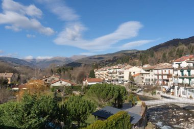 Kamprodon, İspanya - 25 Kasım 2020: Pireneler 'deki eski ortaçağ köyü Kamprodon' a bakın