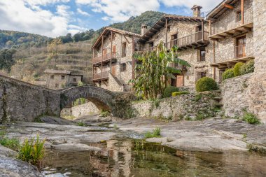 Nehrin manzaralı ortaçağ köyü Beget. Gerona 'nın geleneksel antik köyü, İspanyol Pireneleri.