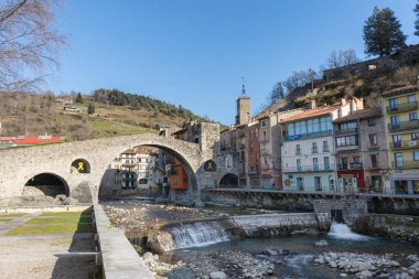 Camprodon, İspanya - 25 Kasım 2020: Pyrenees Camprodon köyündeki eski ortaçağ köprüsüne bakın