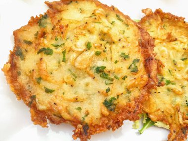 Karidesli omlet ya da İspanyol geleneksel Tortita de Camarones.