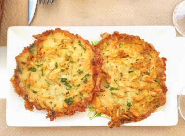 Karidesli omlet ya da İspanyol geleneksel Tortita de Camarones. Tapa iki karidesli kek ya da tortitas de camarones.