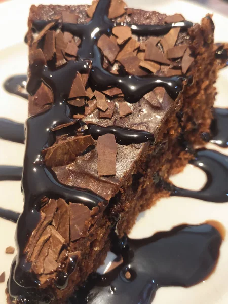Крупный План Вкусного Шоколадного Торта Подаваемого Тарелке Шоколадным Сиропом — стоковое фото