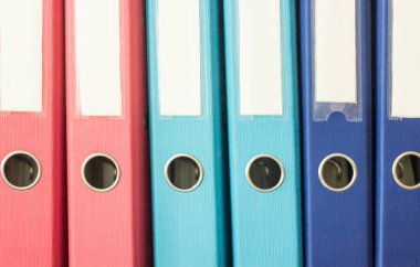 Çalışma, yönetim, muhasebe, ofis, ekonomi ve işyeri için çok renkli klasörler