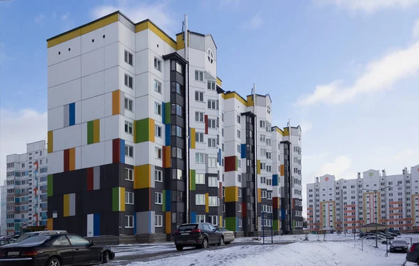 Çok renkli, çok katlı bir binanın ön cephesi. Minsk, Belarus. 21 Aralık 2021