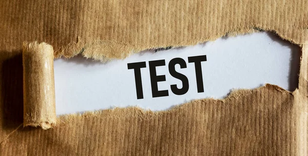 引き裂かれた紙に書かれたテストワード ビジネスコンセプト テストサイン試験学習コンセプト 教育の質の管理 医療の概念 — ストック写真