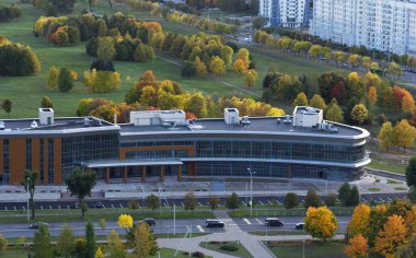 Park alanının yüksekliğinden ve Avrupa 'daki modern binalardan bak. Sonbahar zamanı.