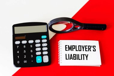 İşverenin sorumluluğu. Kırmızı ve beyaz arkaplan üzerine not defteri. iş kavramı