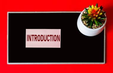 INTRODUCTION, siyah ve kırmızı arkaplan üzerine yazılı metin