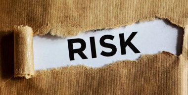 Sözcük, yırtık kağıt üzerinde RISK - iş ve mali kavramlar
