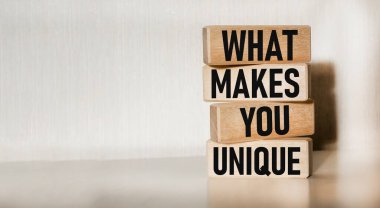 Seni eşsiz yapan ne? Tahta bloklardaki deyiş. İş ya da kariyer başarısı kavramı.