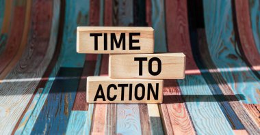 Tahta bloklar ve çizgili arka planda eylem zamanı