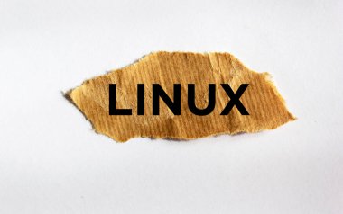 Linux. Beyaz arkaplanda izole edilmiş kahverengi yırtık kağıt üzerindeki metin.