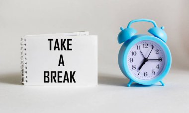 Beyaz bir arka planda not defterine yazılmış bir mola al. iş konsepti, düz görünüm.