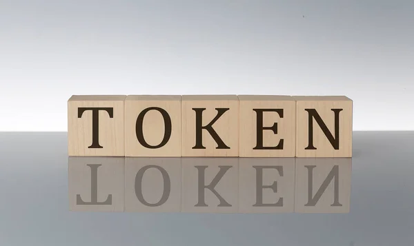 Token概念 灰色背景的木制词块 — 图库照片